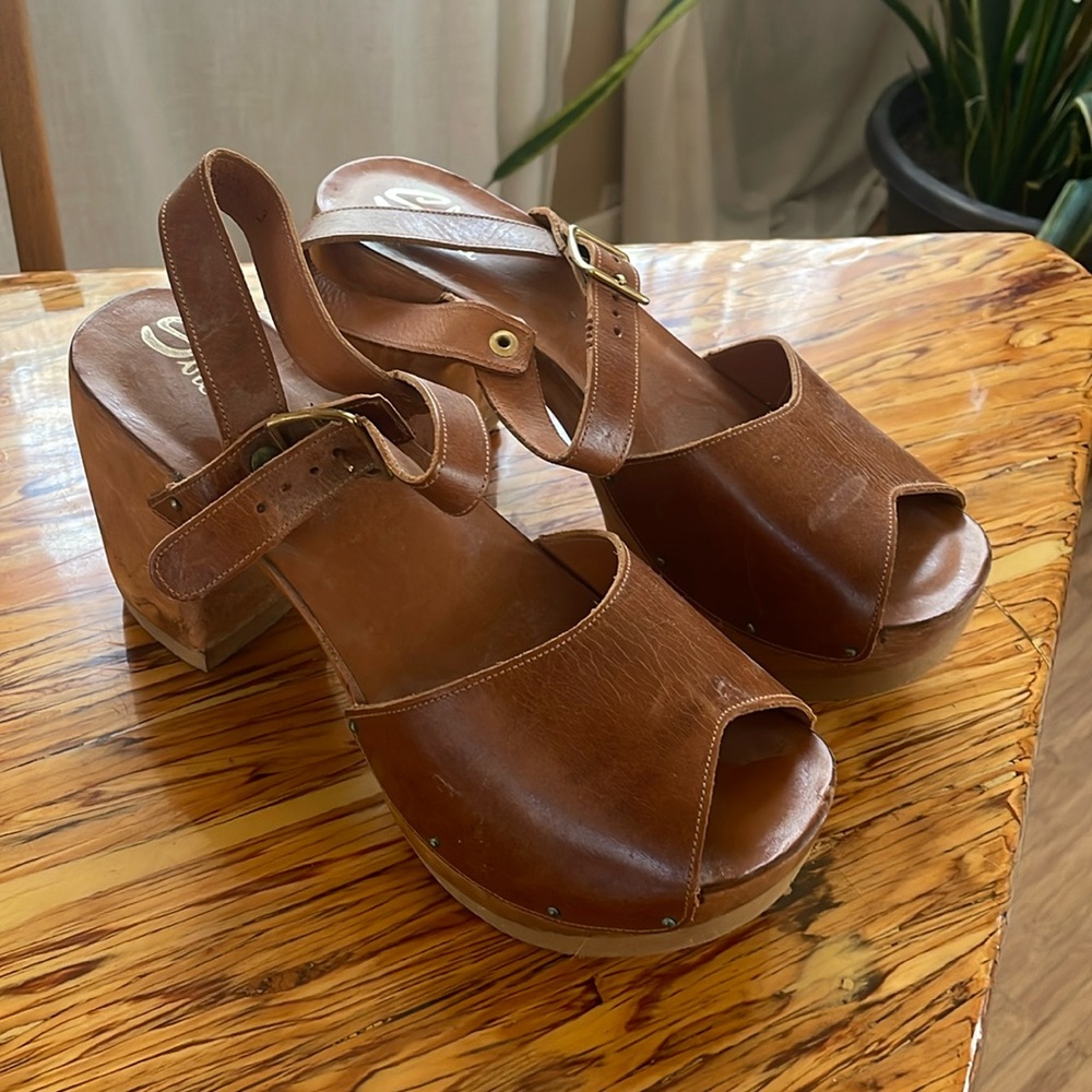 Vintage 70’s Sbicca wood heeled sandals